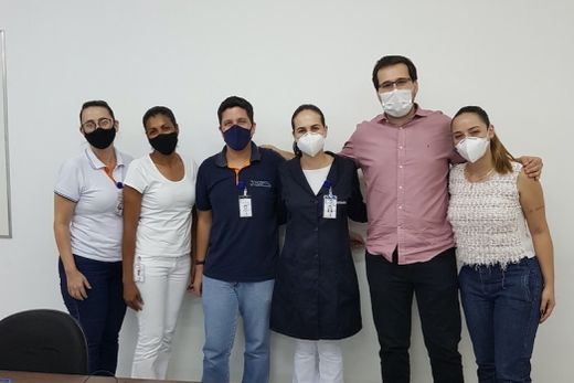 A equipe do médico Fernando Senra e colaboradores do HOncologia e Hospital. Quando o câncer de próstata é diagnosticado na fase inicial, potencial de cura é de 90%