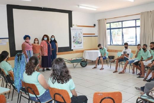 Na escola do 'Caju'. Oficina de leitura e contação de história foi desenvolvida pela diretora de Difusão Cultural, Simone Marcondes