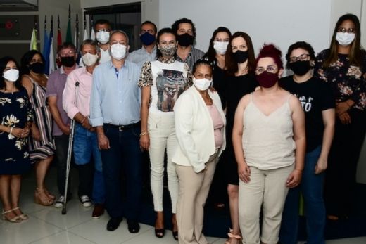 No auditório do Sincomércio-Matão. Participantes da palestra com a protagonista da noite, Rosimeira Pereira, terça-feira (23)