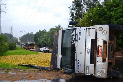 Caminhão com 12 toneladas de laranja tomba no Jd. Morumbi