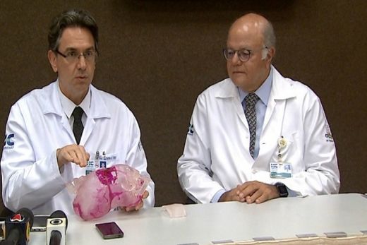 O chefe da Divisão de Cirurgia Plástica do HC-RP, Jayme Farina Junior, e o neurocirurgião Hélio Rubens Machado, que comanda a equipe