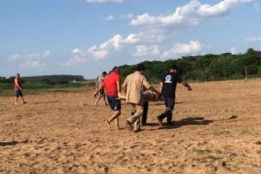 Homem morre após salvar esposa e neto de afogamento