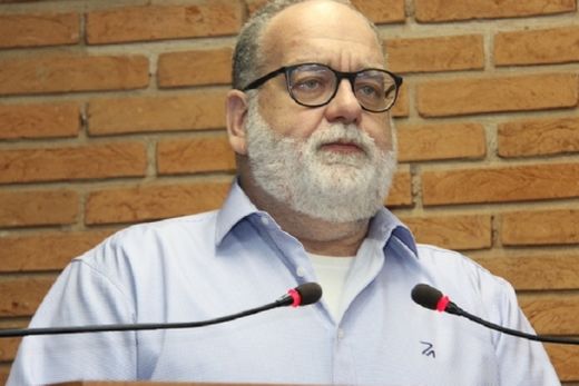 Paulo. "Há vários profissionais que talvez não tenham a oportunidade de expor seus trabalhos para possibilitar, inclusive, o fomento da renda familiar e difundir a cultura"
