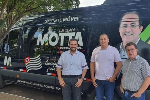 Estrutura. Van personalizada é composta de uma sala de reunião, onde o deputado e assessores têm contato direto com os munícipes
