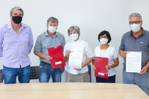 Parceria formalizada. Alexandre de Freitas, Cido Ferrari, Iraci Dantas, Aparecida Costa e Antônio Carlos Tadiotti, com os convênios assinados