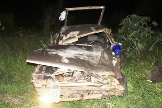 Carro capota e deixa ocupantes feridos