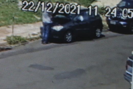 Polícia procura criminosos que furtaram carro em 34 segundos