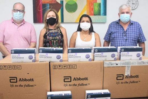 Enfrentamento ao novo avanço da pandemia. Paulo Bernardi, Denise Minelli, Ana Mondini e Ademir de Souza, com os dois mil testes rápidos que chegaram a Matão