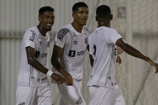 Santos. Jogadores comemoram gol de Lucas Barbosa contra o Fluminense, pelas oitavas de final