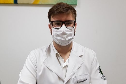 Rafael Bócoli. Segundo o infectologista, a pessoa que apresenta sintomas gripais deve se isolar; a busca pelo Pronto Socorro não é recomendada se estiver com sintomas leves