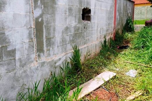 Ladrões abrem buraco em parede e furtam empresa