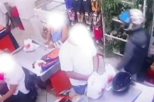 Assalto. Criminosos entraram no supermercado pouco antes das 19h desta sexta-feira (21)