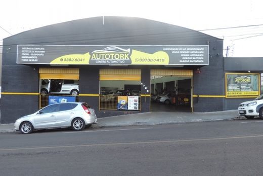 Auto Tork. Centro Automotivo está instalado na Avenida 15 de Novembro, nº 1.725 (Bairro Alto)