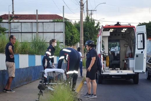 Heroína. Ciclista passava pelo local no momento que o homem tentou pular e ela o segurou pela perna