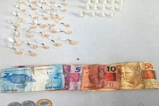 Tráfico de drogas.  Casal foi preso após serem abordados pelos policiais