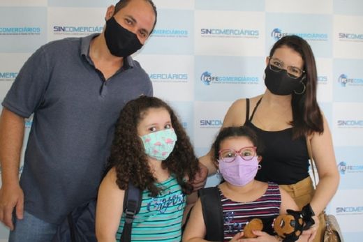 Família beneficiada. Elizeu, Ludimila, Talita e Marcela Ferreira receberam o kit escolar