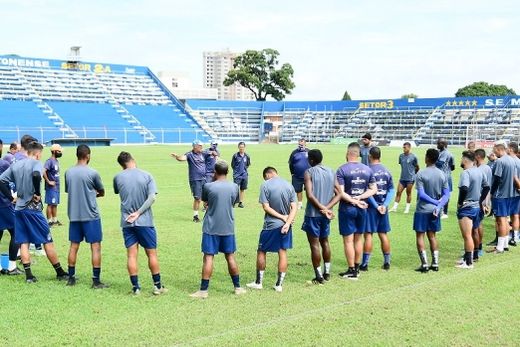 Conversa em grupo. O técnico Campangnollo tenta fazer o time voltar a vencer
