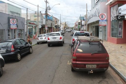 Medo. Temendo roubos, lojistas trabalham com portas fechadas e abrem após consumidores se identificarem