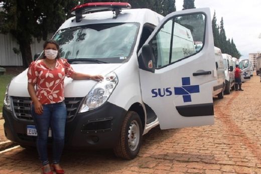 Ana Mondini com um das ambulâncias. Veículos são adaptados ao transporte de pacientes aos hospitais e clínicas da região