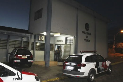 Na Delegacia. Delegado de plantão apreendeu as ferramentas abandonadas pelo ladrão na fuga