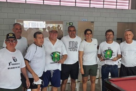Entrega dos troféus. Na primeira edição do torneio de bilhar, 16 duplas participaram