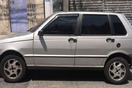 Furto. Fiat Uno estava estacionado na frente da casa do proprietário