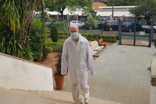 Luiz Cerqueira, na escada da antiga fachada do Hospital. Médico foi responsável por diversas conquistas, desde a formação da primeira equipe de pediatria à implantação da UTI Neonatal