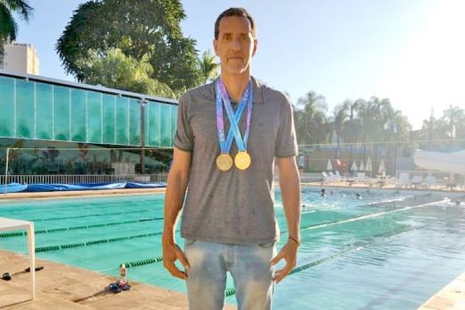 O nadador Kemmell Elias. Na Sorema, com as medalhas que conquistou no Sul-Americano Master ? onde derrotou Djan Madruga nos 50 Metros Costas