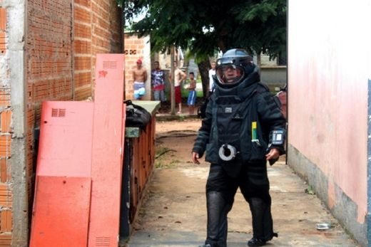 Operação de risco. Usando roupa especial, um dos integrantes do Gate colocou a granada dentro de uma caixa blindada, que foi levada até um pasto e destruída