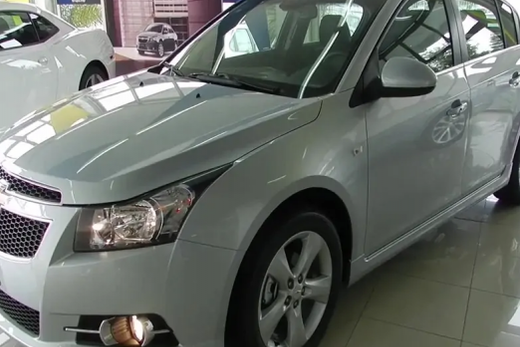 Roubo. Dois homens portando uma arma de fogo levaram o automóvel