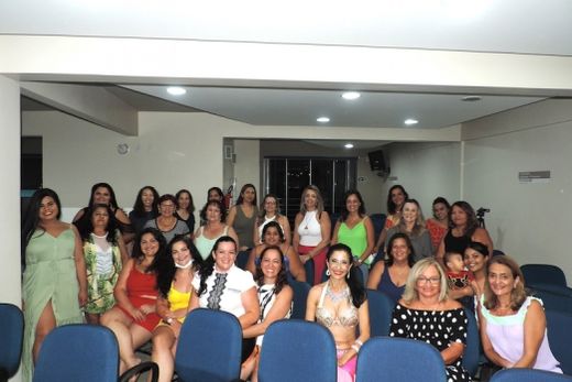 No auditório do Sincomércio. Após a palestra de Karla Scalçone, uma apresentação de dança do ventre foi feita por Carla Raile