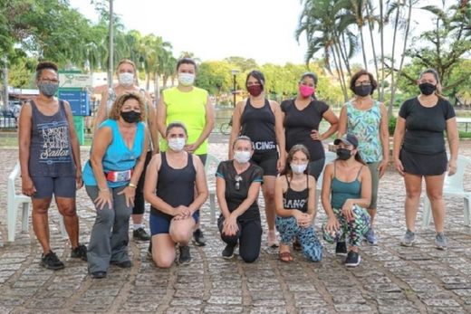 Contra o sedentarismo. Atividades físicas são realizadas em grupo e ao ar livre, no entorno do Conjunto Poliesportivo