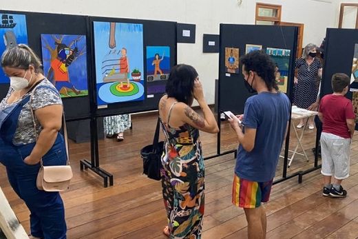 A abertura da exposição ?A Fluente?. Por meio das pinturas, a artista Mick Alves revela sua expressividade e reflexos de sua história de vida