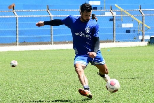 Victor Sapo. Centroavante marcou três vezes na vitória contra o Barretos e é o vice-artilheiro da Matonense com cinco gols
