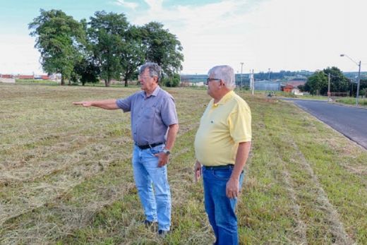 Cido Ferrari e Ademir de Souza, na área que receberá a ESF no Laranjeiras. Prédio terá 558,10 m² de área construída, em terreno que permite expansões