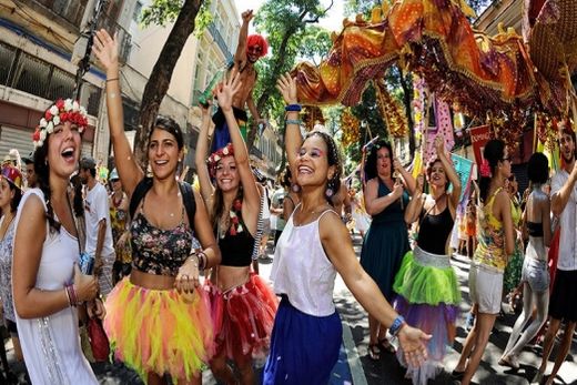 Vai para os blocos de carnaval? Veja dicas para garantir energia e saúde