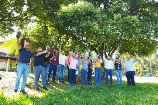 Entrega. A doação das mudas de árvores aconteceu na Fazenda Trindade e contou com membros do Conselho Municipal de Meio Ambiente e representantes da empresa