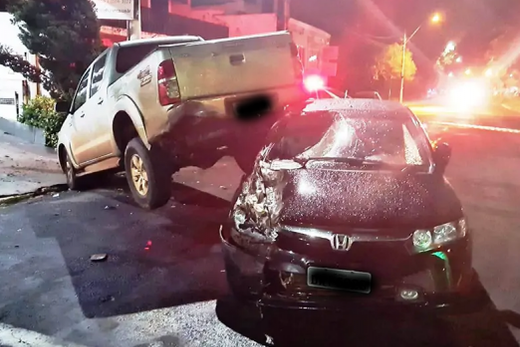 Acidente. Colisão entre dois veículos aconteceu na noite deste domingo (27)