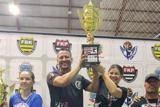 Em Ibirá. O sensei Marcelo Pinto Sobrinho e sua esposa Sueli erguem o troféu de campeão
