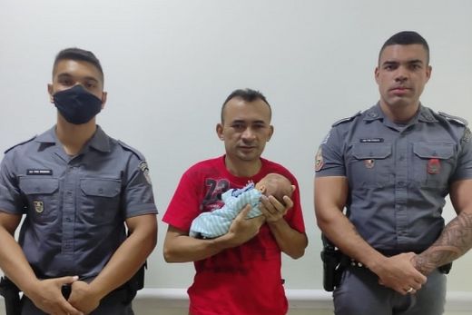 Bebê engasgado. Ravi, de 9 dias, recebeu os primeiros socorros dos policiais Paiva e Bueno