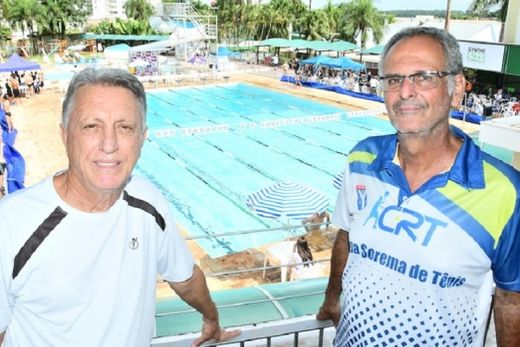 Clube cheio. Zé Matturro e Pinduca observaram a grande movimentação na piscina