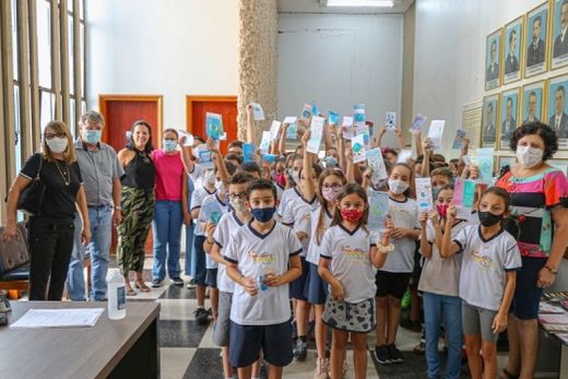 Uso racional da água. Alunos do 4º ano da Escola Adelino Bordignon distribuíram panfletos na Prefeitura