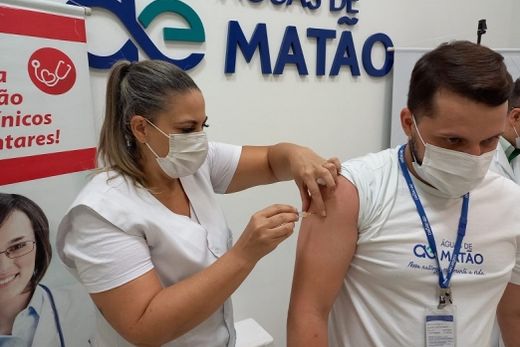 Combate à gripe. Além da vacinação, colaboradores também tiveram a pressão arterial aferida e passaram por teste de glicemia