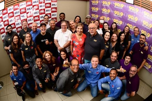 Em equipe. Um café da manhã no último dia 1º marcou a comemoração dos aniversários e a entrega de placas aos colaboradores mais antigos