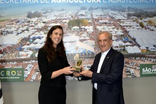 Prêmio. A pecuarista Letícia Jacintho recebeu o prêmio entregue pelo secretário interino da pasta de Agricultura