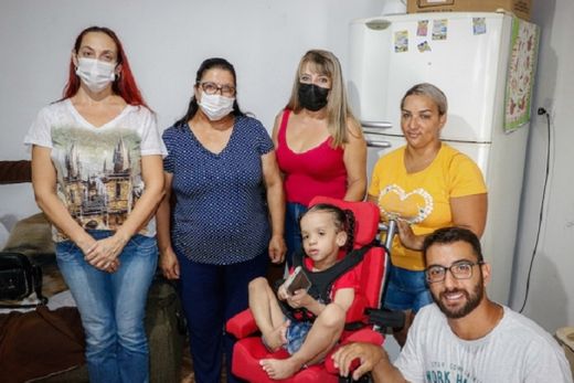 No Jardim do Bosque. Representantes do Fundo Social fizeram a entrega da cadeira de rodas para Mayara Lemos e sua mãe Sebastiana