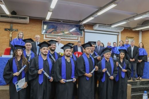 Colação de grau. Doze alunos receberam seus diplomas de conclusão de curso