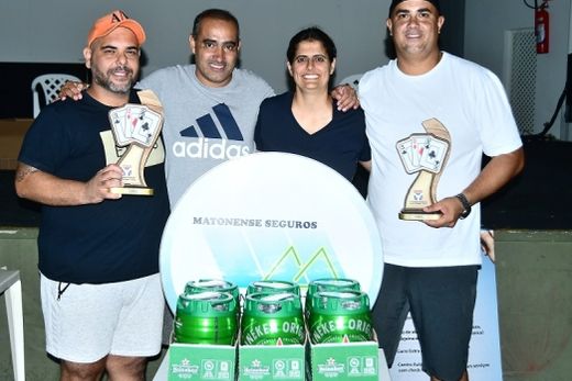 Premiação. Os campeões Cleiton Gaspar e Jean Ferreira com os troféus, junto a Jan Silva e Natália Garcia