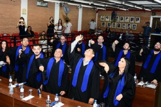 Capelos para o alto. Cerimônia prestigiada por parceiros e autoridades aconteceu na Câmara Municipal