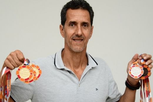 Kemmell. Três medalhas de ouro, uma de prata e uma de bronze na categoria '60 a 64 anos' e recorde sul-americano nos 50 Metros Costas